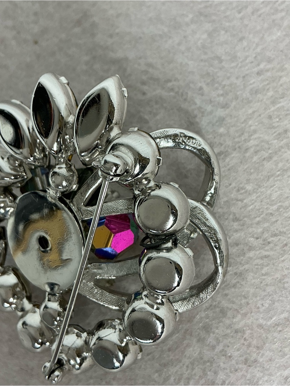 2262 -Mid-Century 1970-1980 Avon Aurora Borealis and Clear Crystal Floral Brooch - Picture 13 of 16